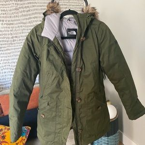 North Face insulated parka. Never worn. Completely new. Size Medium.
